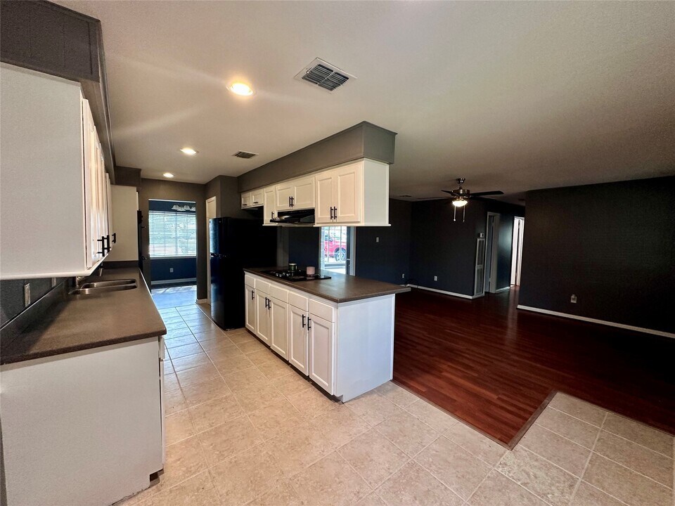907 Michael St in Alvin, TX - Building Photo