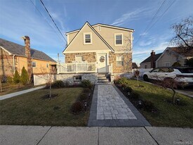 6 Marwood Rd S in Port Washington, NY - Building Photo
