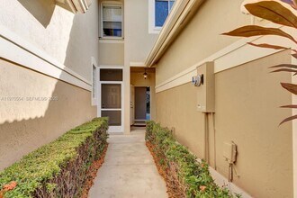 2590 Cordoba Bend in Weston, FL - Foto de edificio - Building Photo