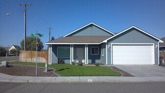 322 S Young St in Kennewick, WA - Building Photo