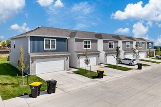 Painted Woods Villas in Waukee, IA - Building Photo - Building Photo