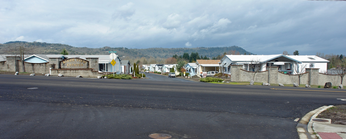 1262 Lookingglass Rd in Roseburg, OR - Building Photo