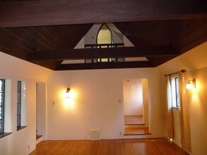 2057 N Las Palmas Ave in Los Angeles, CA - Foto de edificio - Building Photo