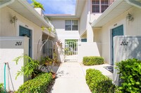 5025 Cedar Springs Dr in Naples, FL - Foto de edificio - Building Photo