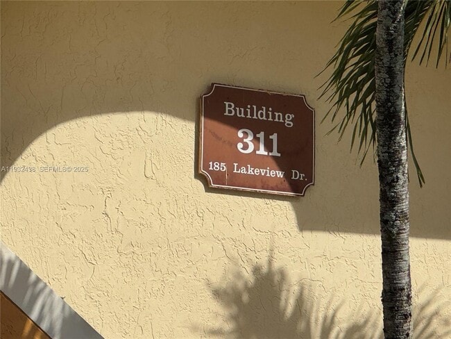 185 Lakeview Dr in Weston, FL - Building Photo - Building Photo