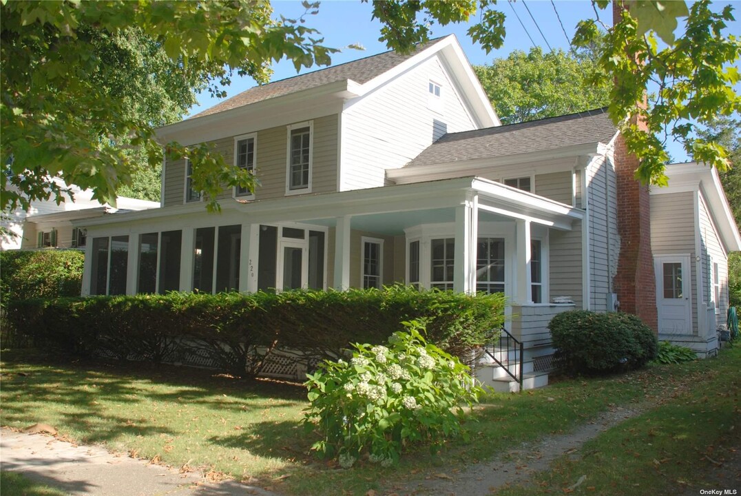 220 Skippers Ln in Orient, NY - Building Photo