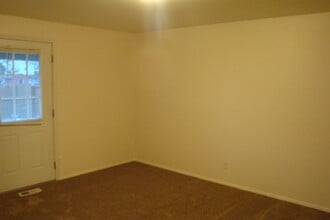 2012 NW Elm Ave in Redmond, OR - Building Photo - Building Photo