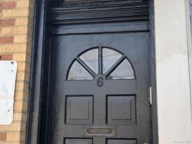 6 Nassau Blvd in Garden City, NY - Building Photo