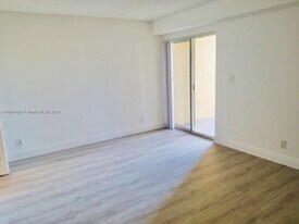 7650 Westwood Dr, Unit 507 in Tamarac, FL - Building Photo