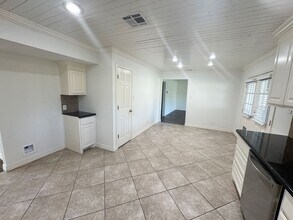 310 W Pineshadows Dr in Sour Lake, TX - Building Photo - Building Photo