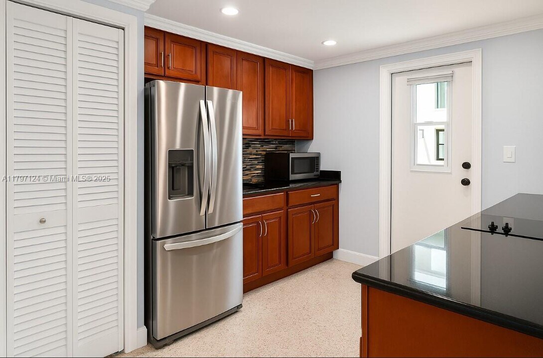 3242 Mary St in Miami, FL - Building Photo