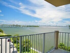 880 NE 69th St in Miami, FL - Building Photo