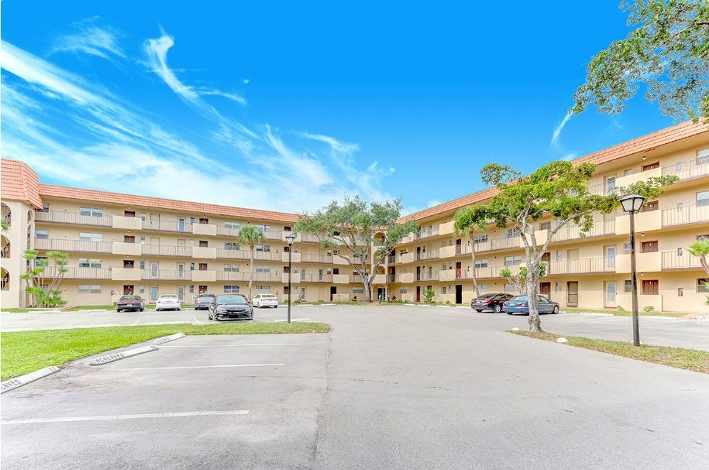 6301 N Falls Cir Dr, Unit 313 in Lauderhill, FL - Foto de edificio