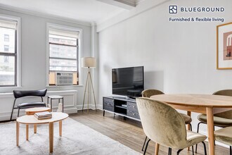 210 W 70th St in New York, NY - Building Photo - Building Photo