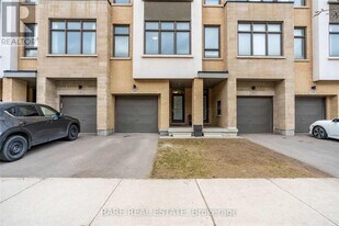 217 Huguenot Rd in Oakville, ON - Building Photo