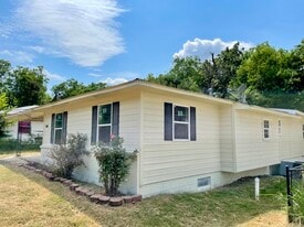 140 S Mission Ave in Tahlequah, OK - Building Photo