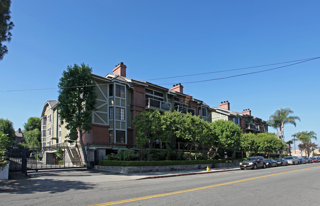 Regent Court in Tarzana, CA - Building Photo