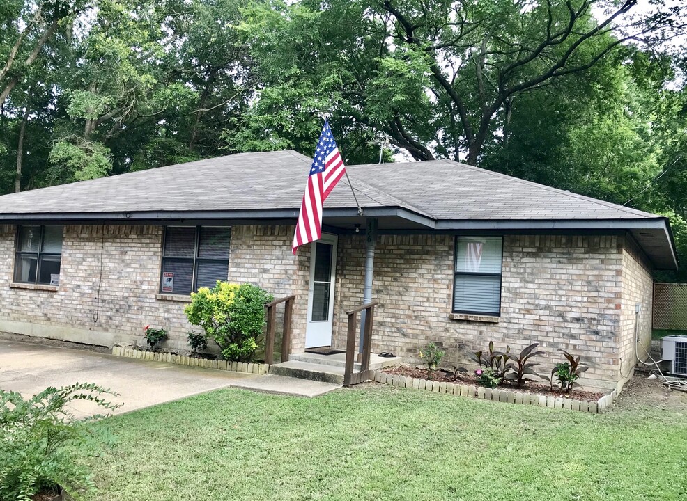 912 Sycamore St in Mineola, TX - Building Photo