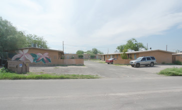 2641 N Estrella Ave in Tucson, AZ - Foto de edificio - Building Photo