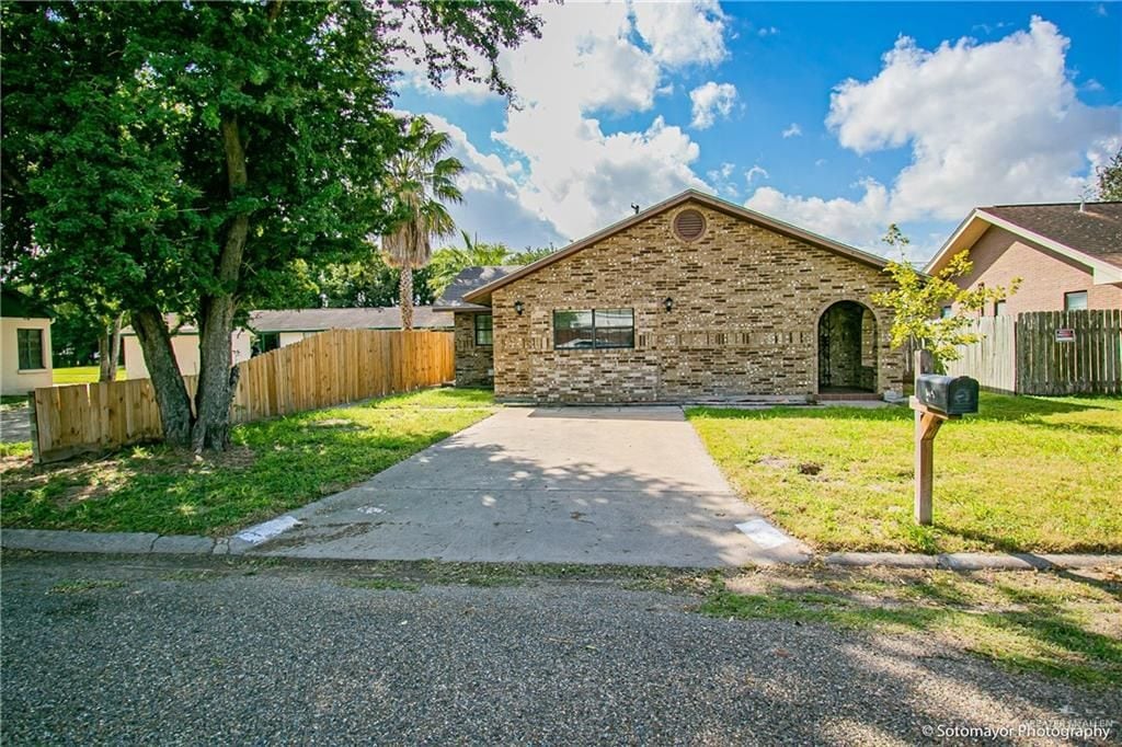 116 W Enfield Rd in Edinburg, TX - Building Photo