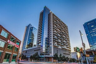 1700 Cedar Springs Rd in Dallas, TX - Building Photo