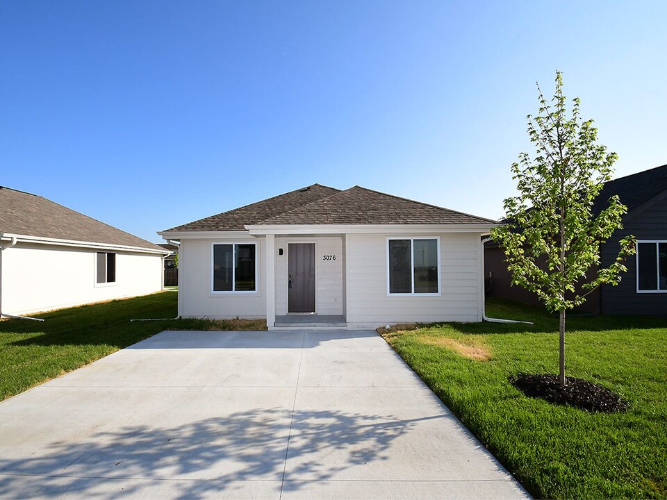 3076 Dawn Dr in Fremont, NE - Foto de edificio