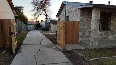 422 Globe Ave in San Antonio, TX - Building Photo - Building Photo
