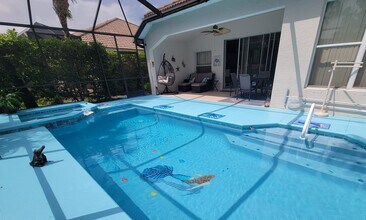 10021 Colonial Country Club Blvd in Ft. Myers, FL - Foto de edificio - Building Photo