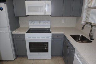 8500 Sunrise Lakes Blvd in Sunrise, FL - Building Photo