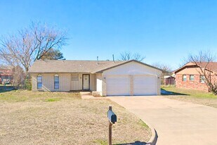 119 SE Surrey Ln in Lawton, OK - Building Photo