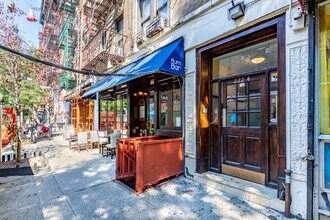 222 Thompson St in New York, NY - Foto de edificio - Building Photo