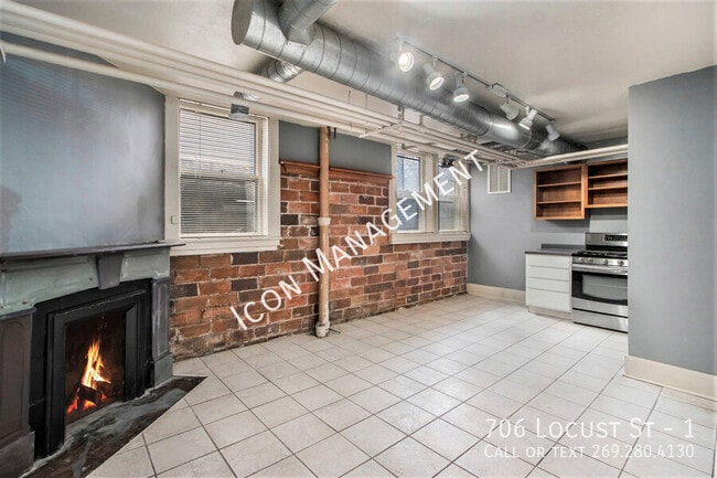 706 Locust St in Kalamazoo, MI - Building Photo - Building Photo