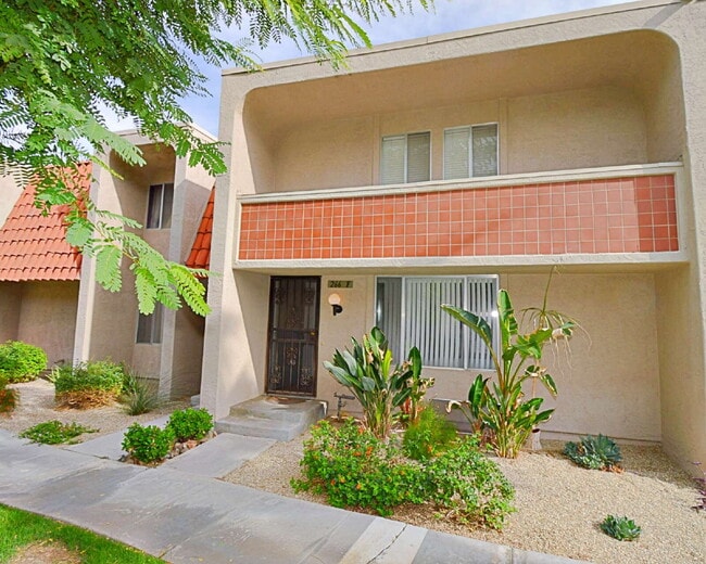266 E Via Escuela in Palm Springs, CA - Foto de edificio - Building Photo