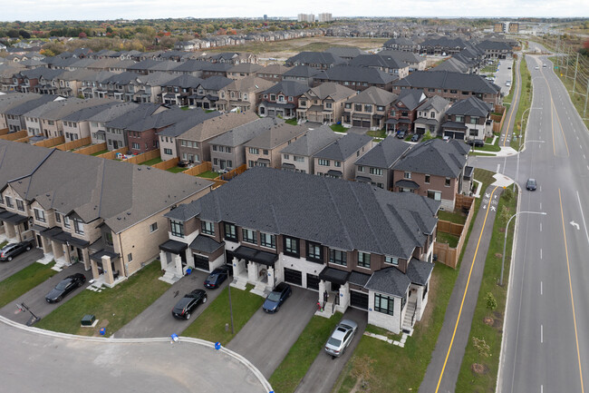 27 Broden Cres in Whitby, ON - Building Photo - Primary Photo