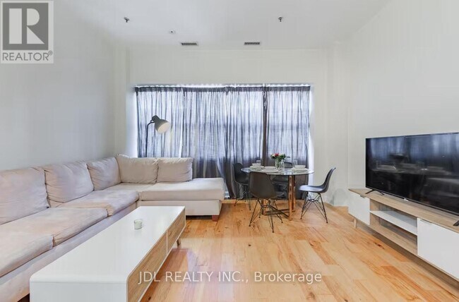 700 King St W in Toronto, ON - Building Photo - Building Photo