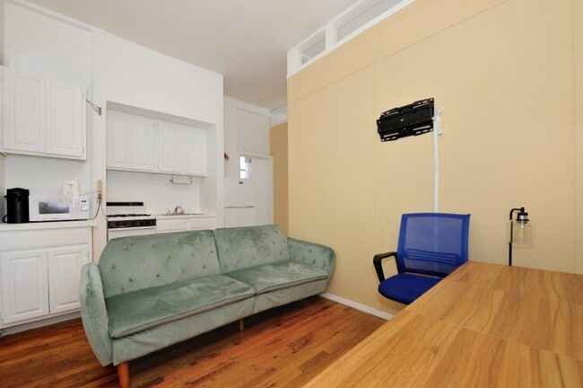 649 9th Ave in New York, NY - Building Photo - Building Photo