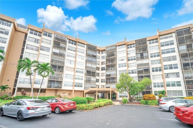 900 St Charles Pl in Pembroke Pines, FL - Building Photo - Building Photo