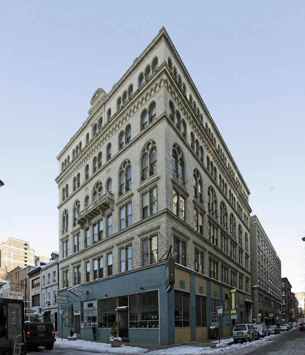 701 Sansom Street in Philadelphia, PA - Building Photo