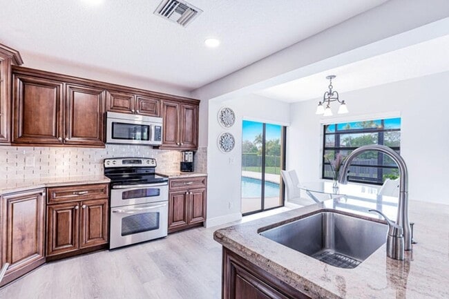 12715 Kingsway Rd in Wellington, FL - Building Photo - Building Photo