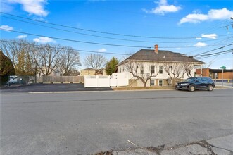 545-545 N Broadway in East Providence, RI - Foto de edificio - Building Photo