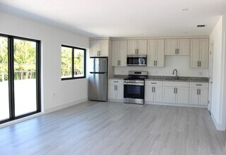 85 Coco Plum Dr in Marathon, FL - Building Photo - Building Photo