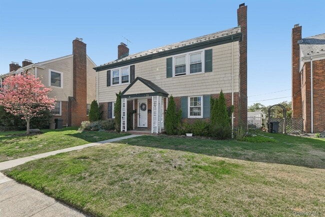 21 Bayview Ct in Manhasset, NY - Building Photo - Building Photo