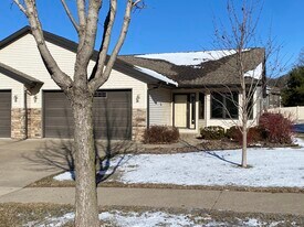 303 Crestwood Ln in Onalaska, WI - Building Photo