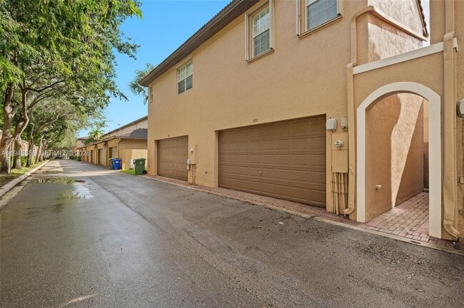 622 SW 147th Ter in Pembroke Pines, FL - Building Photo - Building Photo