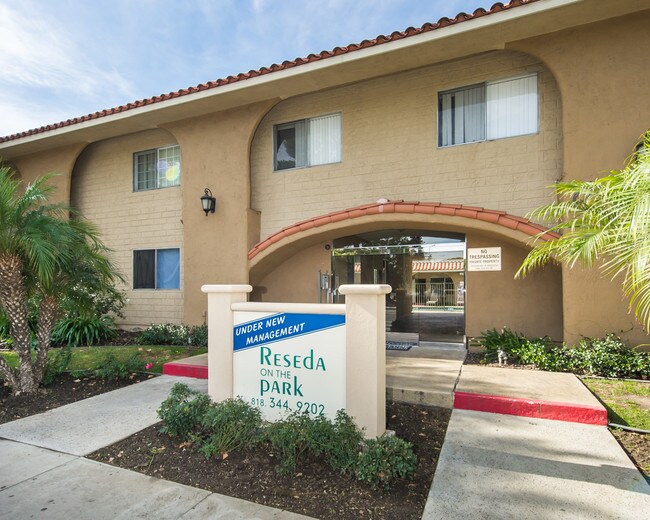 Reseda On The Park in Reseda, CA - Foto de edificio - Building Photo