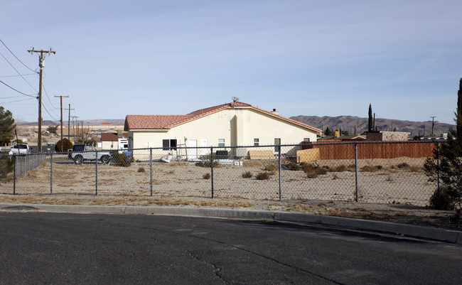 1131 Luna Dr in Barstow, CA - Foto de edificio - Building Photo