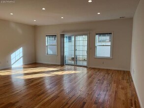 50 Sintsink Dr E in Port Washington, NY - Building Photo - Building Photo