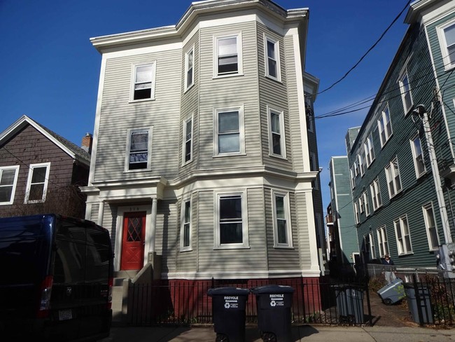 Triplex in Cambridge, MA - Building Photo - Building Photo