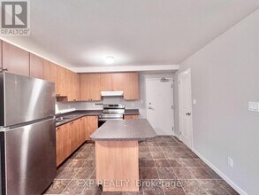 25 Paisley Blvd E in Mississauga, ON - Building Photo - Building Photo