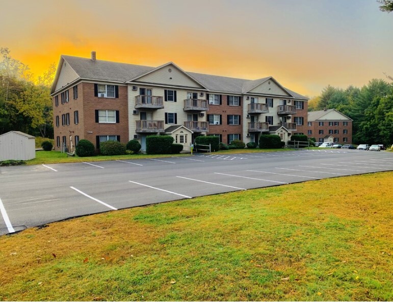 The Highlands in Auburn, ME - Foto de edificio